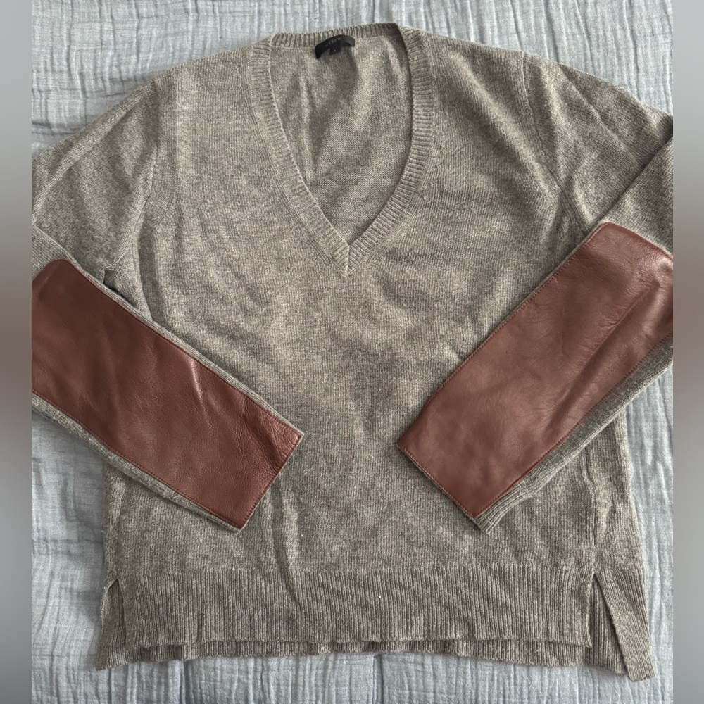 J. Crew V-Neck wool Sweater in Gray with Brown leather Patches L oversized fit